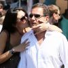 Eric Besson et son épouse Yasmine s'embrassent à Saint-Tropez, le 17 août 2012.
