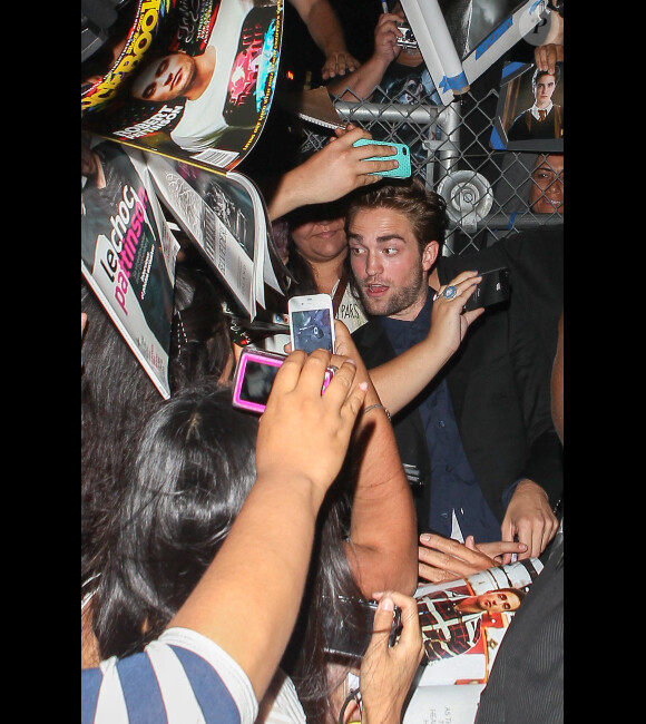 Robert Pattinson noyé sous les fans, le 22 août à Los Angeles.