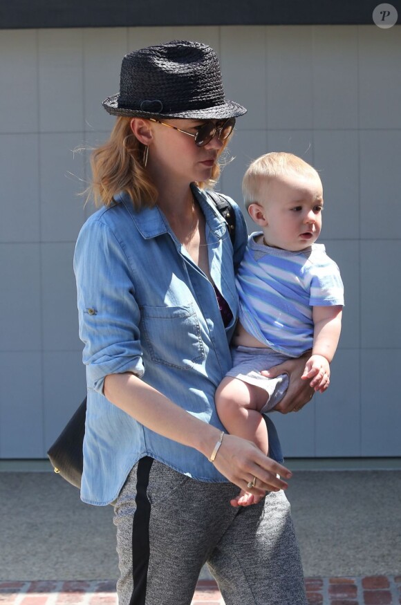 January Jones et son fils Xander à Malibu, le 25 août 2012.