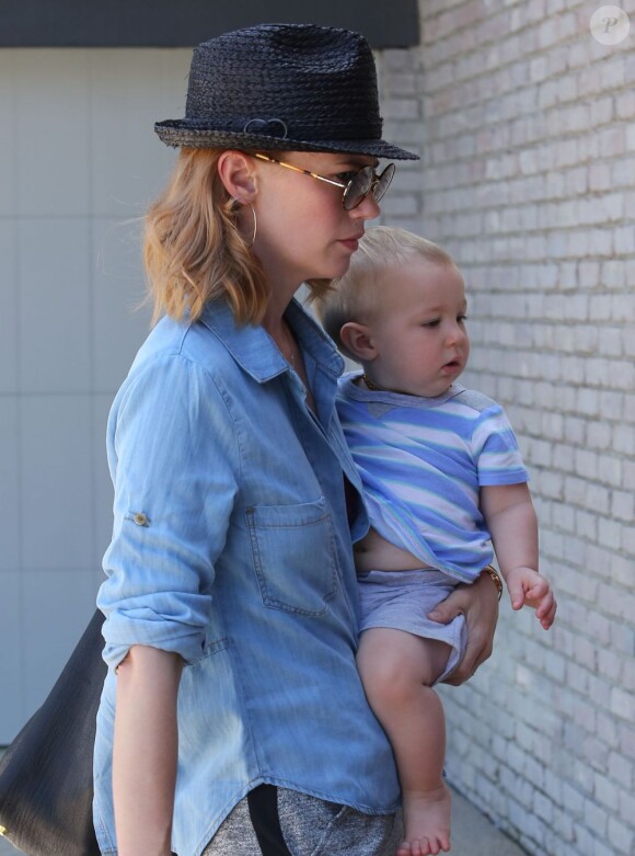 January Jones et son fils Xander, un an en septembre, à Malibu, le 25 août 2012.