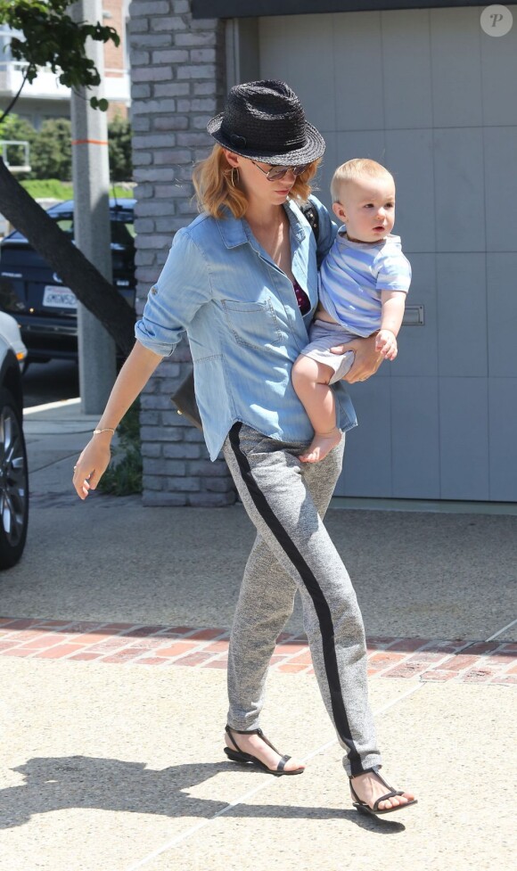 January Jones et son fils Xander, né en septembre, à Malibu, le 25 août 2012. L'actrice est en couple avec Noah Miller, réalisateur de son prochain film.
