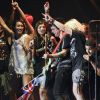 Green Day fait monter quelques groupies sur scène, en concert au festival Rock en Seine, le 25 août 2012.