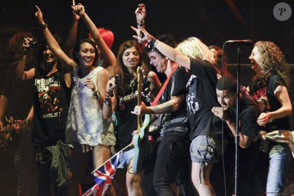 Green Day fait monter quelques groupies sur scène, en concert au festival Rock en Seine, le 25 août 2012.