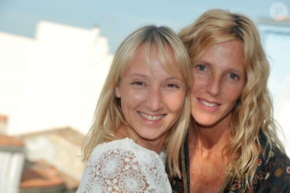 Sandrine Kiberlain et Audrey Lamy lors du photocall de Pauline détective au Festival d'Angoulême, le 27 août 2012.