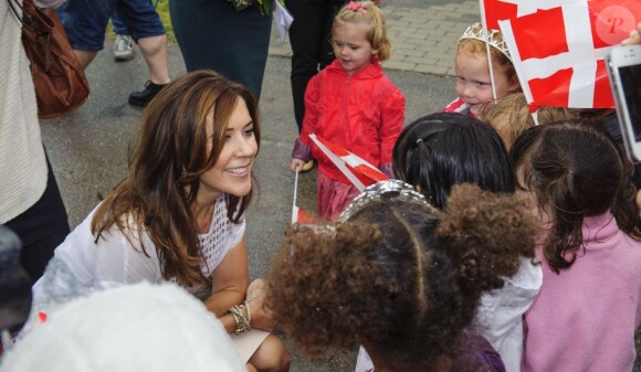 La princesse Mary de Danemark arrive à la maternelle Svanen le 28 août 2012 pour promouvoir le programme LaeseLeg de sa Fondation.