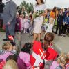 La princesse Mary de Danemark acclamée par les bambins à la maternelle Svanen le 28 août 2012 pour promouvoir le programme LaeseLeg de sa Fondation.
