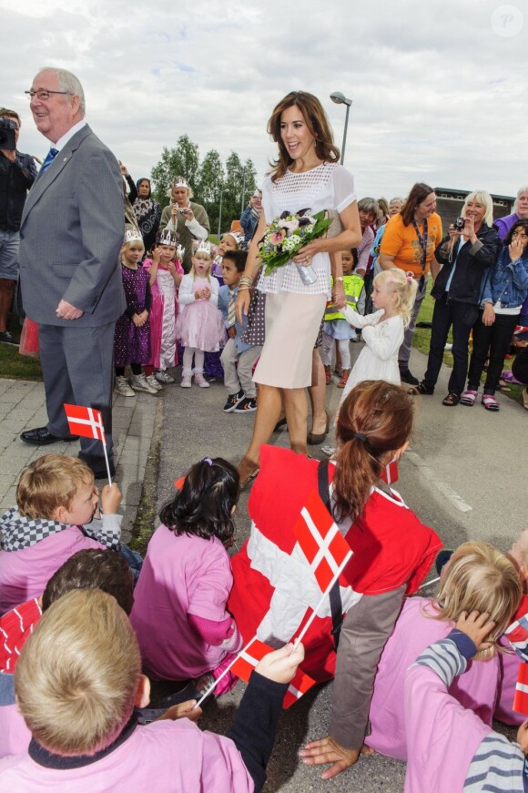 La princesse Mary de Danemark acclamée par les bambins à la maternelle Svanen le 28 août 2012 pour promouvoir le programme LaeseLeg de sa Fondation.