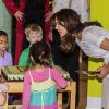 La princesse Mary de Danemark à la maternelle Svanen le 28 août 2012 pour promouvoir le programme LaeseLeg de sa Fondation.
