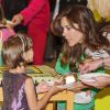 La princesse Mary de Danemark à la maternelle Svanen le 28 août 2012 pour promouvoir le programme LaeseLeg de sa Fondation.
