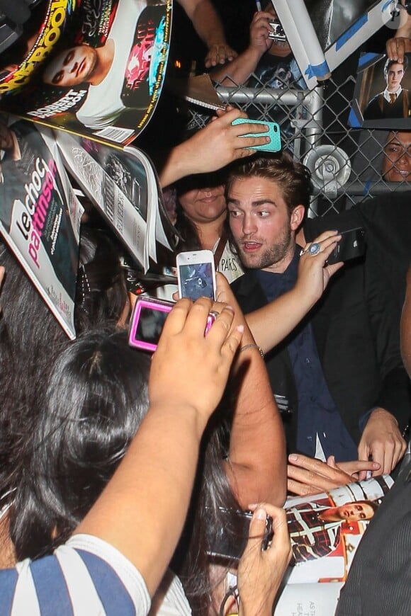 Robert Pattinson en plein dans la foule à Los Angeles le 22 août 2012