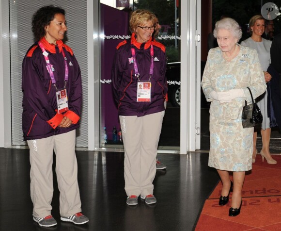 La reine Elizabeth II lors d'une réception au stade olympique en marge de la cérémonie d'ouverture des Jeux paralympiques le 29 août 2012 à Londres.