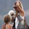Kate Moss et sa fille Lila Grace pieds nus, quittent le Club 55. Saint-Tropez, le 29 août 2012.