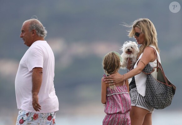Sir Philip Green, suivi par Kate Moss et sa fille Lila Grace, quittent le Club 55. Saint-Tropez, le 29 août 2012.