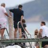 Kate Moss et son entourage quittent à bateau le Club 55. Saint-Tropez, le 29 août 2012.
