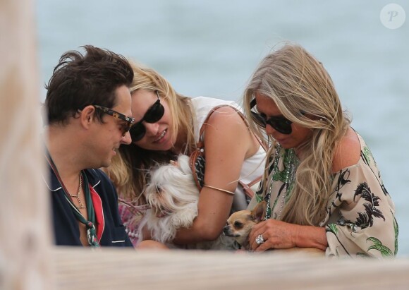 Jamie Hince, Kate Moss et sa mère Linda quittent le Club 55. Saint-Tropez, le 29 août 2012.