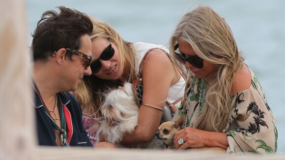 Kate Moss : En famille à Saint-Tropez quand son ami John Galliano contre-attaque