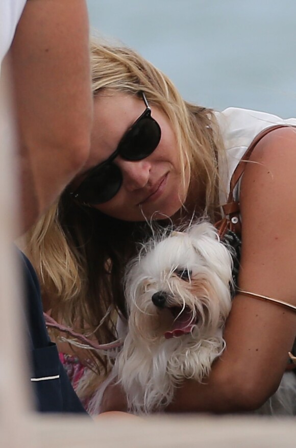 Les vacances se prolongent pour Kate Moss, surprise en famille à la sortie du Club 55. Saint-Tropez, le 29 août 2012.