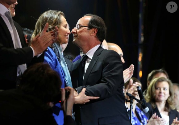 François Hollande embrasse son ex-compagne et mère de ses quatre enfants Ségolène Royal sur la place de la Bastille à Paris. Il est minuit passé, le lundi 7 mai.