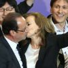 François Hollande et Valérie Trierweiler sur la place de la Bastille à Paris. Il est minuit passé, le lundi 7 mai 2012.