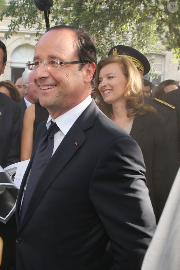 Bain de foule galvanisant pour l'arrivée de Valérie Trierweiler et François Hollande en Avignon, le 15 juillet 2012.