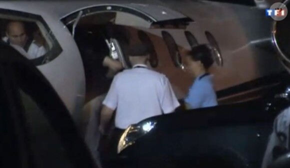 Image extraite du reportage de TF1 montrant le départ de Johnny Hallyday de l'hôpital de Fort-de-France , le 31 août 2012.