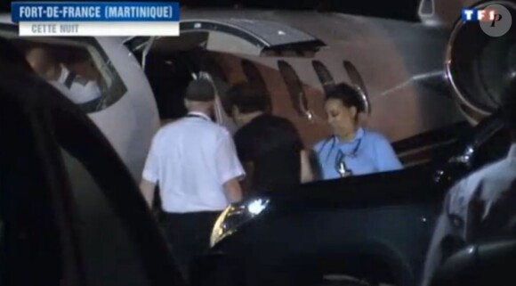 Image extraite du reportage de TF1 montrant le départ de Johnny Hallyday de l'hôpital de Fort-de-France , le 31 août 2012.