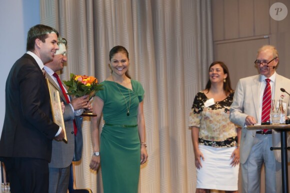 La princesse Victoria de Suède superbe en vert lors de la remise du Prix Hermes pour l'exportation, le 30 août 2012 à la Chambre de Commerce de Stockholm.