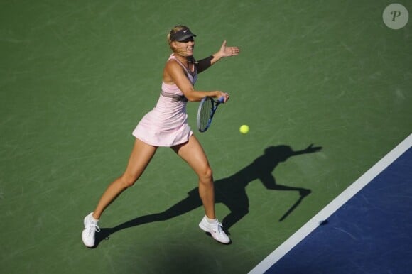 Maria Sharapova en pleine effort lors de son match face à Mallory Burdette dont elle sortira facile vainqueur. New York, le 31 août 2012.