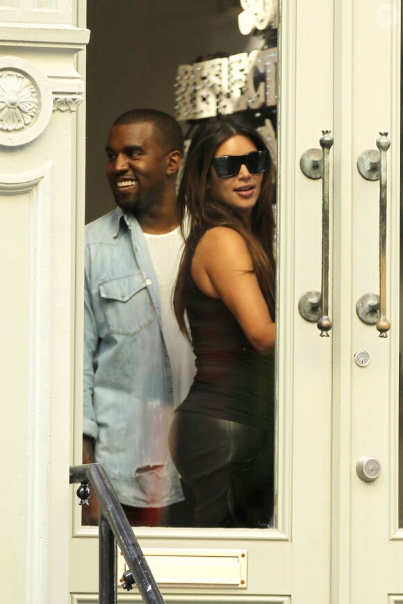 Tendres retrouvailles pour Kim Kardashian et Kanye West, repérés dans la boutique Christian Dior à New York. Le 31 août 2012.