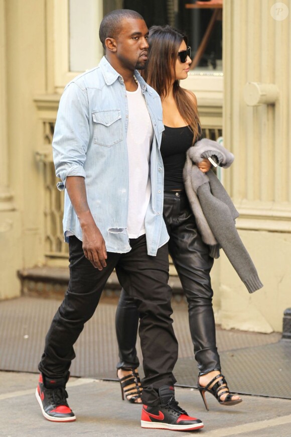 Kim Kardashian et Kanye West main dans la main à New York, le 31 août 2012.
