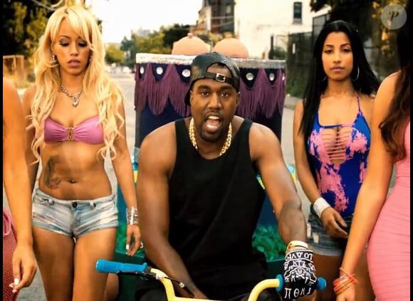 Kanye West en BMX et entouré de sublimes créatures dans le clip de Birthday Song de 2 Chainz.