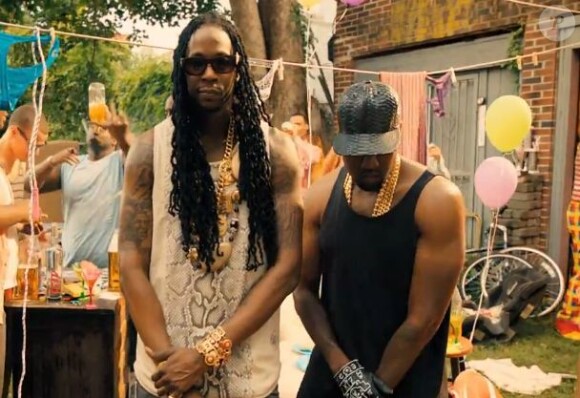  2 Chainz et Kanye West dans le clip de Birthday Song.