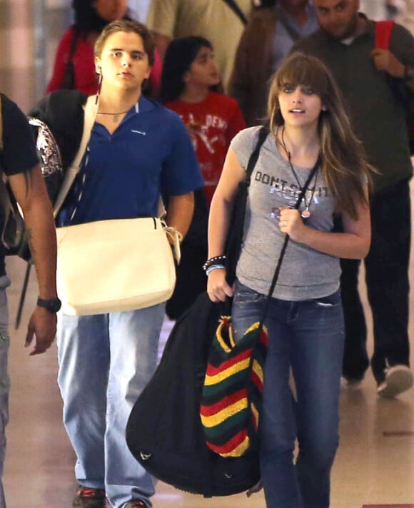Prince, Blanket et Paris Jackson arrivent à l'aéroport LAX de Los Angeles, le dimanche 2 septembre 2012, atterrisant d'un vol en provenance de l'Indiana où ils ont rendu hommage à leur père défunt.