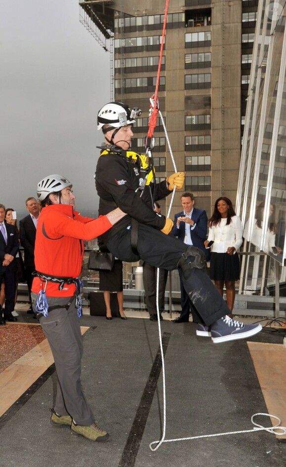Le prince Andrew descend en rappel le long du Shard, plus haut gratte-ciel de l'Union européenne, le 3 septembre 2012 à Londres.