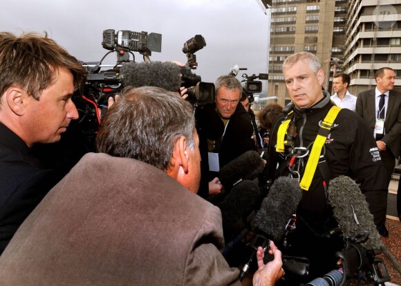 Le prince Andrew répond aux journalistes après sa descente en rappel du Shard, plus haut gratte-ciel de l'Union européenne, le 3 septembre 2012 à Londres.