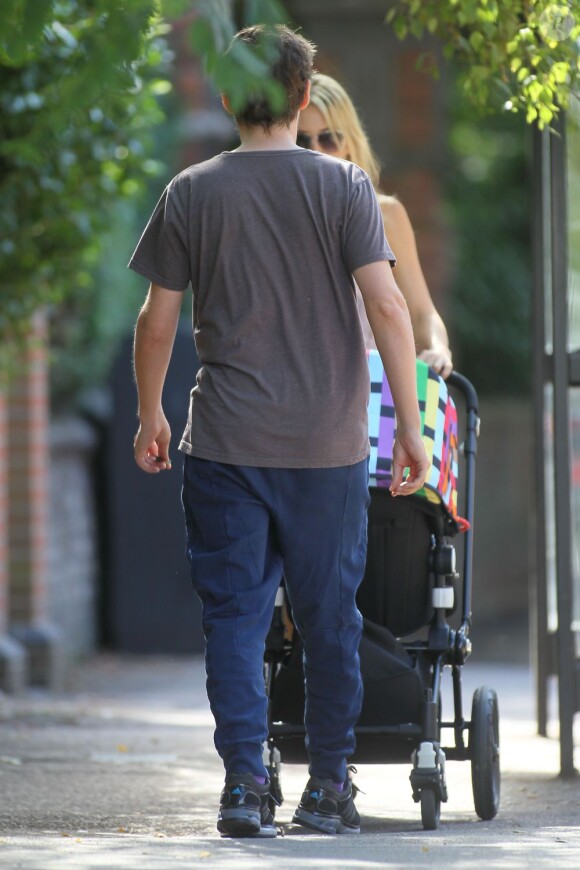 Matthew Bellamy marche à reculon pour admirer sa compagne Kate Hudson et leur fils Bingham à Londres le 3 septembre 2012