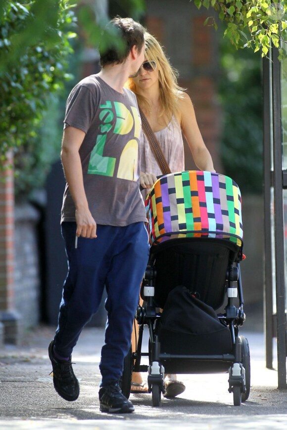 Matthew Bellamy et Kate Hudson profitent des derniers jours de l'été avec leur fils Bingham à Londres le 3 septembre 2012