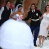 Atef et sa compagne posent avec les mariés lors du mariage de Sonia Lacen et Julien Lamour le 25 août 2012 à Saint-Rémy-de-Provence