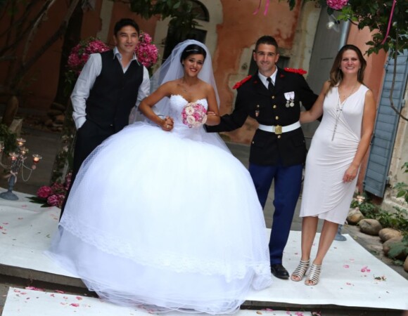 Atef et sa compagne posent avec les mariés lors du mariage de Sonia Lacen et Julien Lamour le 25 août 2012 à Saint-Rémy-de-Provence