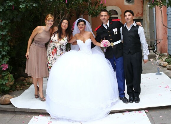 Lise, Amalya et Atef posent aux côtés des mariés lors du mariage de Sonia Lacen et Julien Lamour le 25 août 2012 à Saint-Rémy-de-Provence