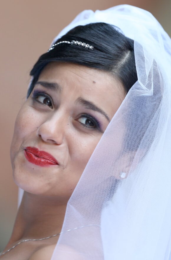 Sonia Lacen, superbe et émue, lors de son mariage avec Julien Lamour le 25 août 2012 à Saint-Rémy-de-Provence