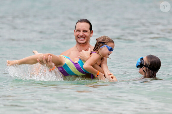 EXCLU : Peter Facinelli s'éclate avec ses jeunes Luca et Fiona à Hawaï le 5 septembre 2012