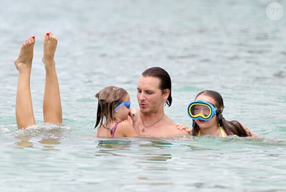 EXCLU : Peter Facinelli s'éclate avec ses jeunes Luca et Fiona à Hawaï le 5 septembre 2012