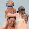 EXCLU : Peter Facinelli joue à Hawaï avec ses filles Lola, Luca et Fiona le 5 septembre 2012