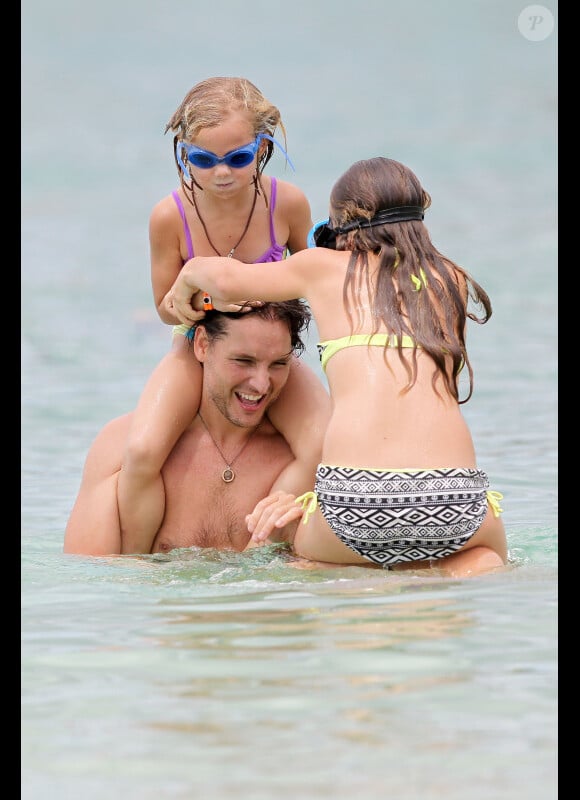 EXCLU : Peter Facinelli joue à Hawaï avec ses filles Lola, Luca et Fiona le 5 septembre 2012