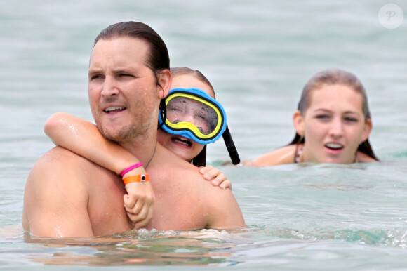 EXCLU : Peter Facinelli s'amuse comme un fou avec ses trois filles Lola, Luca et Fiona le 5 septembre 2012 à Hawaï 