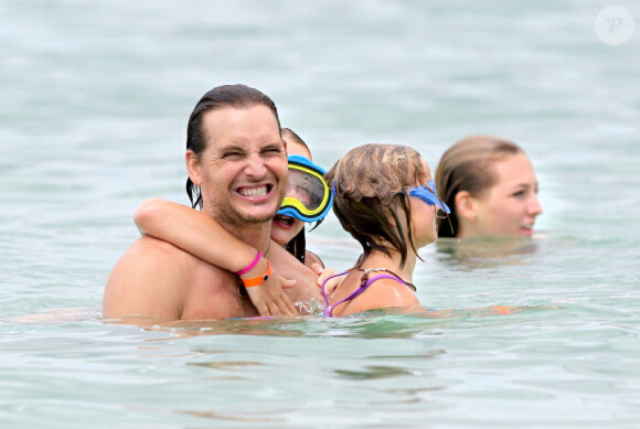 EXCLU : Peter Facinelli s'amuse comme un fou avec ses trois filles Lola, Luca et Fiona le 5 septembre 2012 à Hawaï 