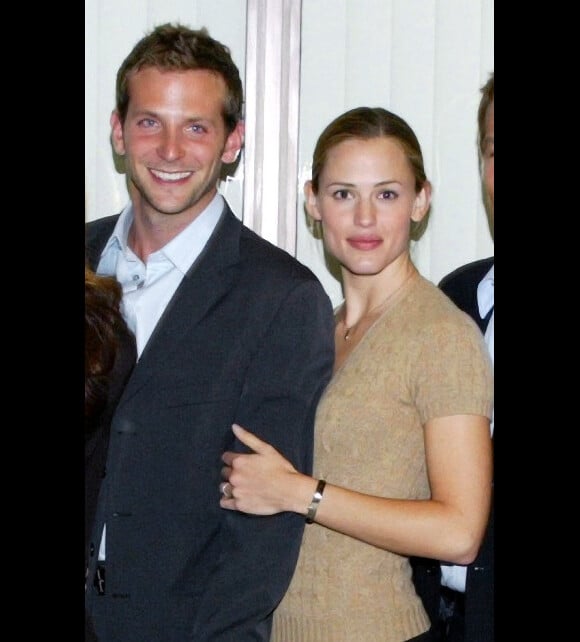 Bradley Cooper et Jennifer Garner, héros de la série Alias, en 2003