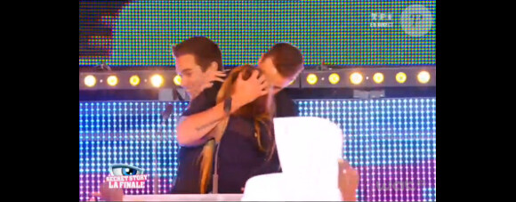 Julien et Fanny ne cachent plus leur amour lors de la grande finale de Secret Story 6, vendredi 7 septembre 2012 sur TF1