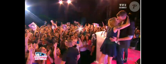 Julien et Fanny s'embrassent lors de la grande finale de Secret Story 6, vendredi 7 septembre 2012 sur TF1